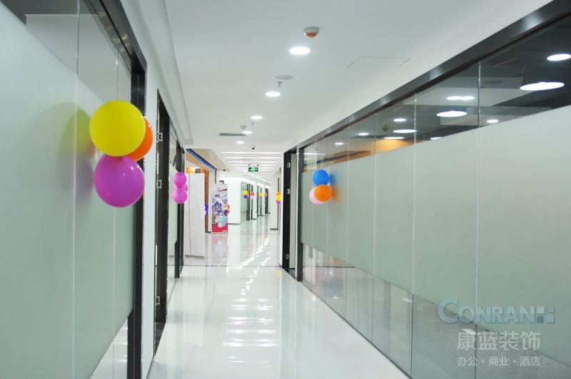 TCL通訊科技大廈寫(xiě)字樓裝修玻璃隔斷過(guò)道