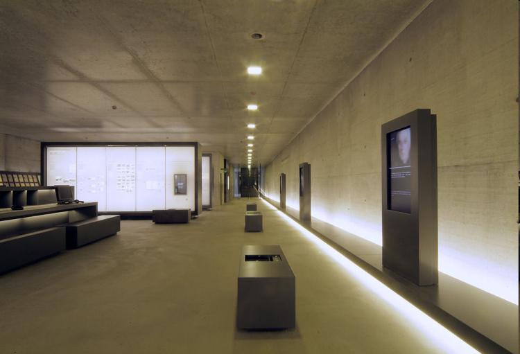 天津美術(shù)館展覽廳（四層展覽廳的展柜、展臺(tái)）
