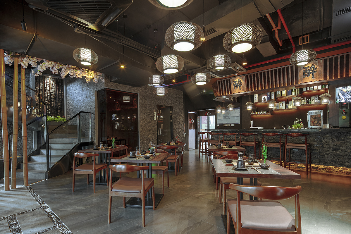 餐廳一層與吧臺區(qū)域裝修